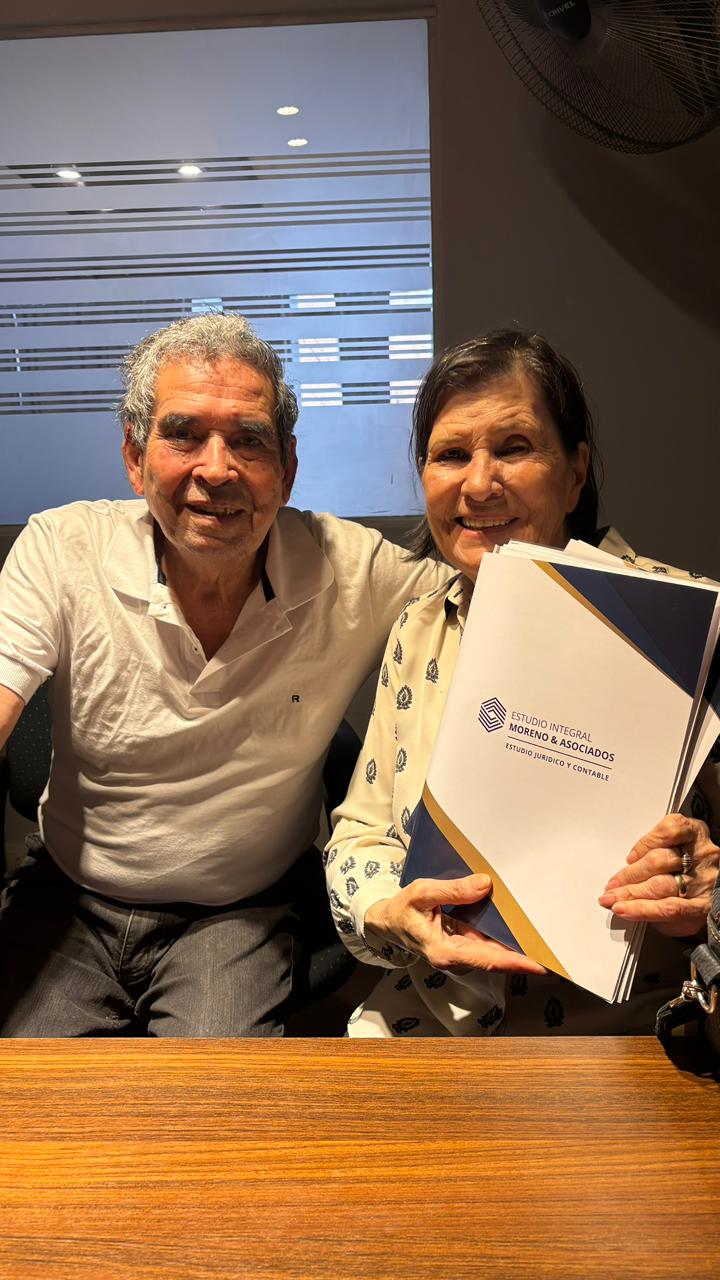 Pareja con su carpeta de documentación familiar